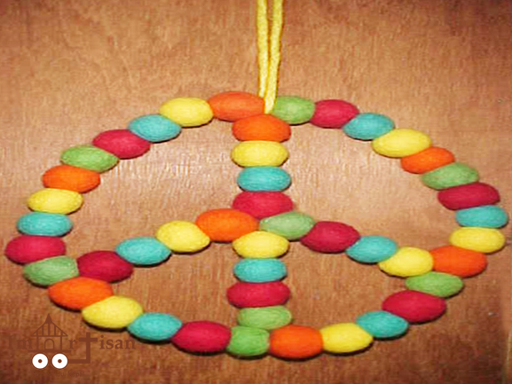 felt-ball-peace-wreth