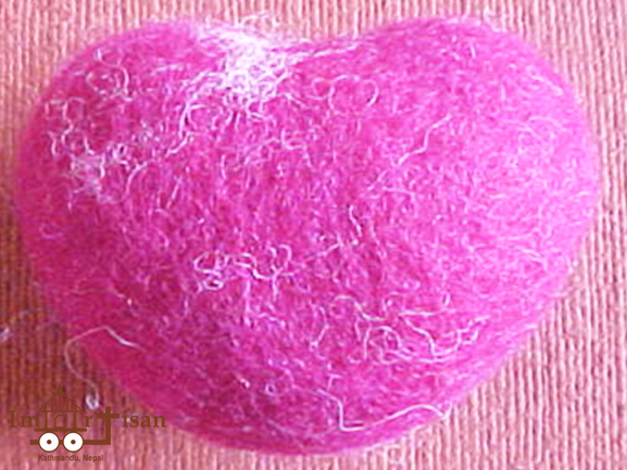 felt-heart-using-felted-needle