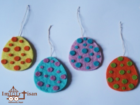 felt-ornament-egg-w-cutwork-design